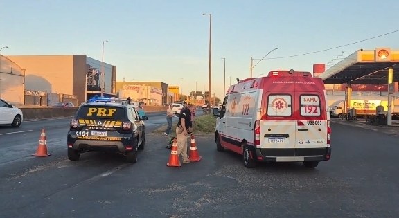 Mulher fica ferida após batida entre carro e moto na BR-050 bairro Tibery em Uberlândia